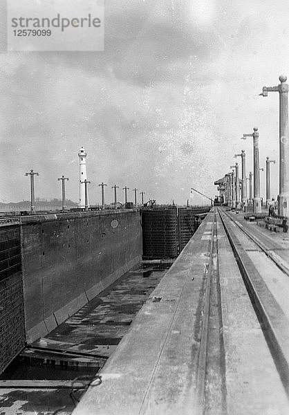 Schleuse am Panamakanal  1931. Künstler: Unbekannt