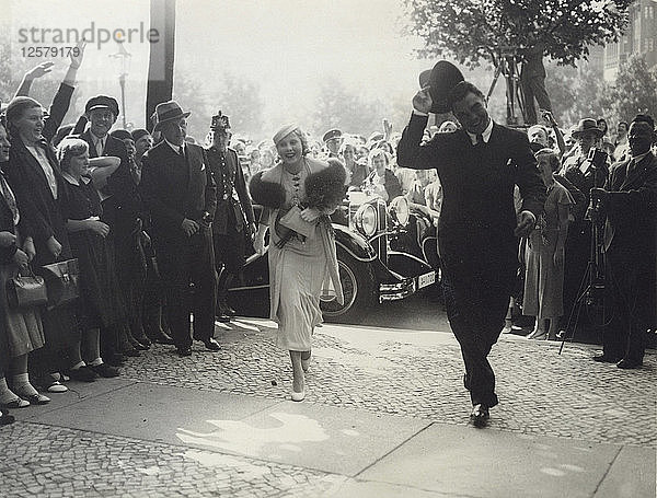 Max Schmeling und Anny Ondra kommen auf dem Standesamt an  um zu heiraten  1933. Künstler: Unbekannt