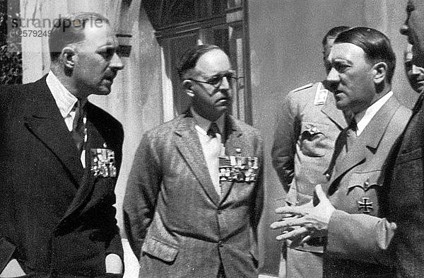 Britische Soldaten im Gespräch mit Adolf Hitler  1936. Künstler: Unbekannt