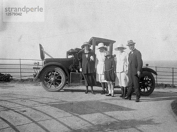 Eine Gruppe von Menschen vor ihrem Auto an der Küste  um 1920(?). Künstler: Unbekannt