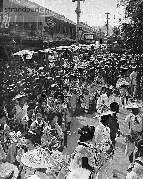 Geisha-Prozession  Yokohama-Jubiläum  Japan  1909. Künstler: Unbekannt