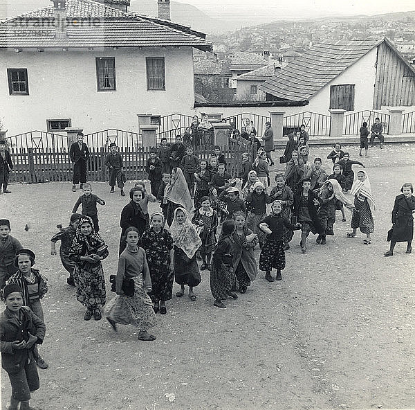 Schulkinder auf dem Spielplatz  Sarajevo  Bosnien-Herzegowina  Jugoslawien  1939. Künstler: Unbekannt