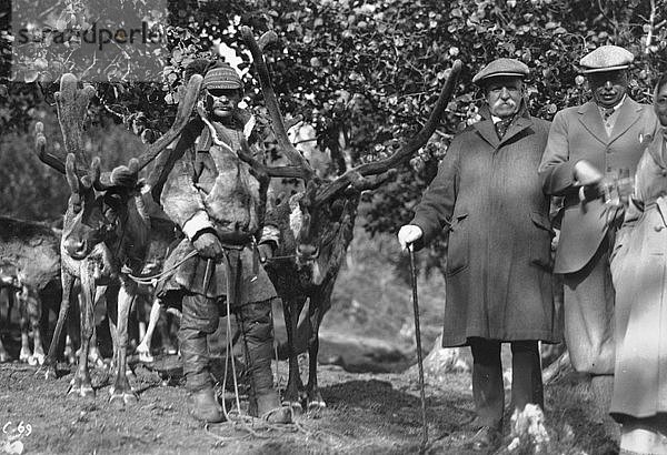 Touristen posieren neben einem Mann mit Rentieren  Lyngen  Norwegen  1929. Künstler: Unbekannt