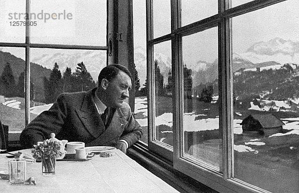 Adolf Hitler bewundert die Aussicht aus einem Fenster bei Garmisch  Bayern  Deutschland  1936. Künstler: Unbekannt
