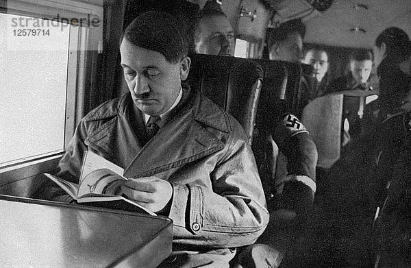 Adolf Hitler in einem Flugzeug  1936. Künstler: Unbekannt