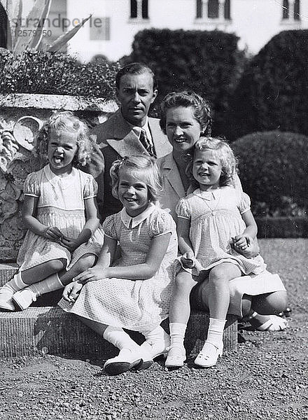 Porträt der schwedischen Königsfamilie in Solliden  der königlichen Sommerresidenz  1943. Künstler: Karl Sandels