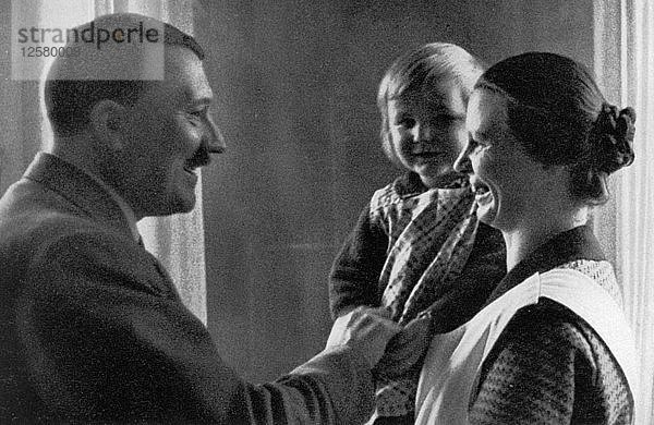 Die Freude der Mutterschaft  1936. Künstler: Unbekannt
