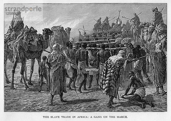 Der Sklavenhandel in Afrika: eine Bande auf dem Vormarsch  um 1875. Künstler: Unbekannt