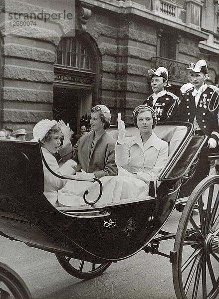 Prinzessinnen Desiree  Margareta und Birgitta von Swden  Stockholm  1951. Künstler: Unbekannt
