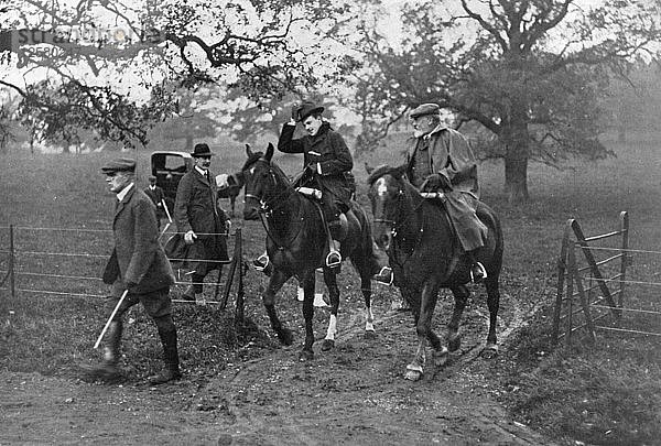 Die Könige Edward VII. des Vereinigten Königreichs und Manuel II. von Portugal bei der Jagd  1909. Künstler: Unbekannt
