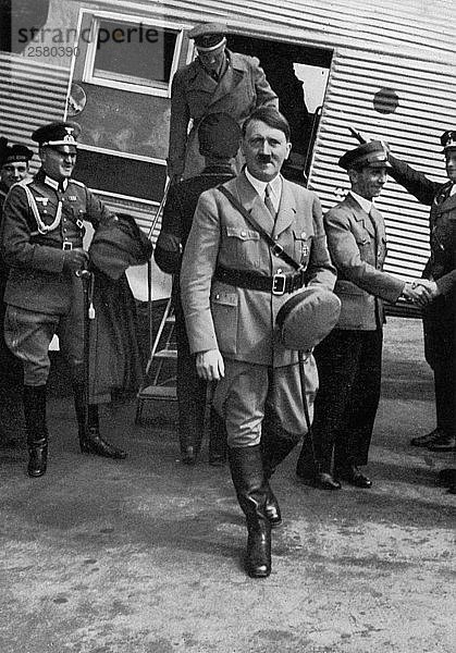 Der Führer fördert die Luftfahrt durch sein Beispiel  1936. Künstler: Unbekannt