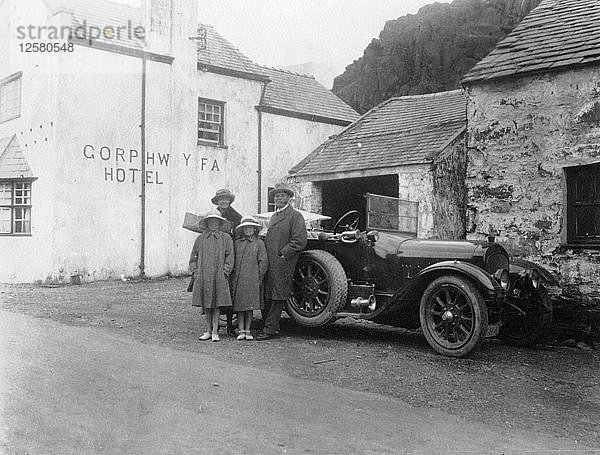 Eine Familie steht neben ihrem Auto  Gorphwysfa Hotel  Nordwales  ca. 1920-c1930er Jahre(?). Künstler: Unbekannt