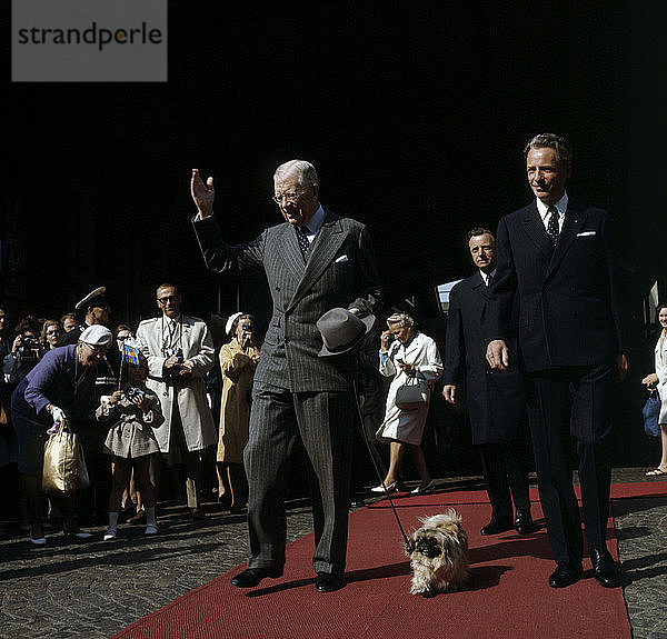 König Gustaf VI. Adolf von Schweden kommt in Helsingborg  Schonen  1972  an. Künstler: Unbekannt