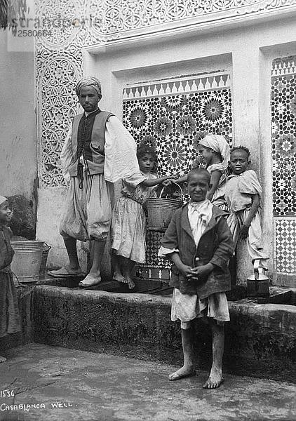 Menschen an einem Brunnen  Casablanca  Marokko  ca. 1920er-c1930er Jahre(?). Künstler: Unbekannt