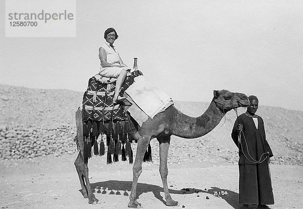 Frau auf einer Kameltour  Ägypten  ca. 1920er-c1930er Jahre(?). Künstler: Unbekannt