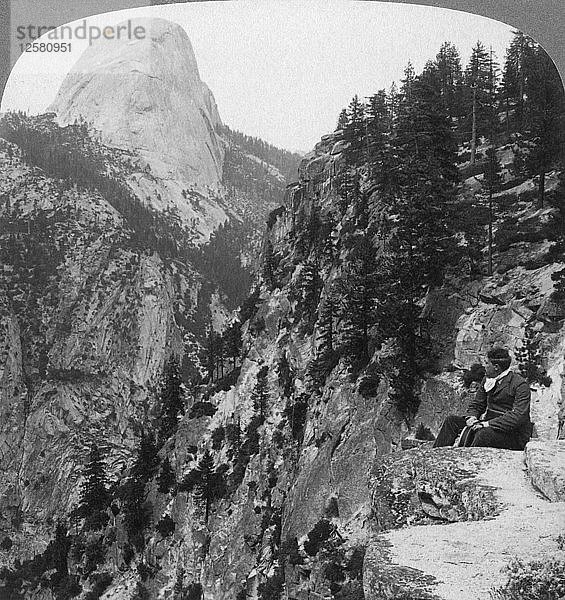 Blick vom Glacier Canyon zum Half Dome  Yosemite Valley  Kalifornien  USA  1902. Künstler: Underwood & Underwood