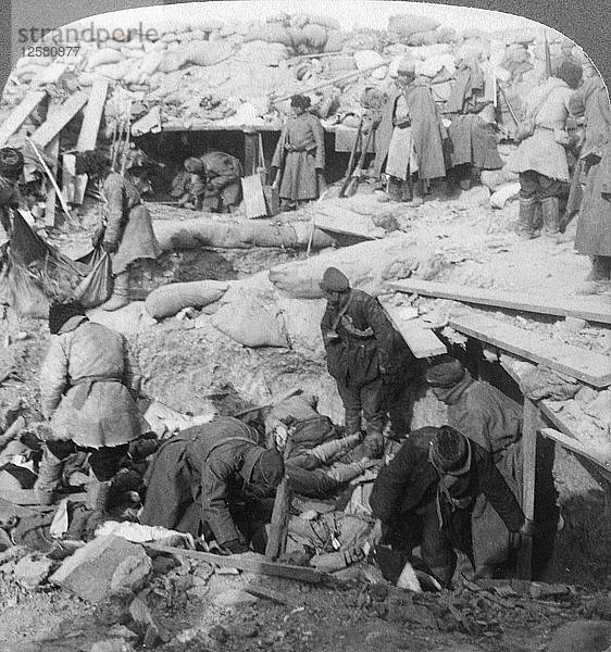 Russen begraben japanische Tote in einem Fort  Port Arthur  Mandschurei  Russisch-Japanischer Krieg  1905. Künstler: Underwood & Underwood