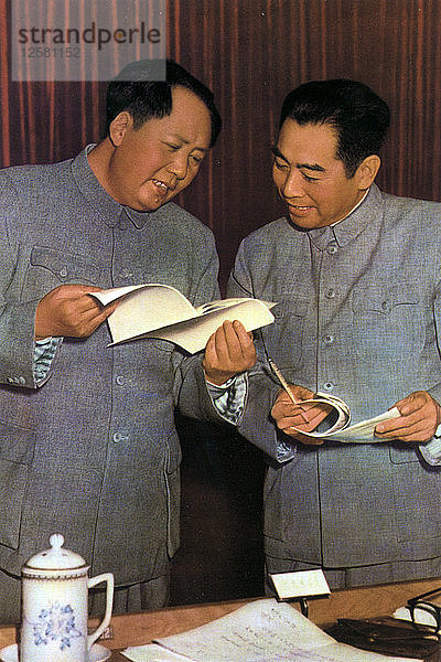 Mao Zedong und Zhou Enlai  chinesische kommunistische Führer  um 1950(?). Künstler: Unbekannt