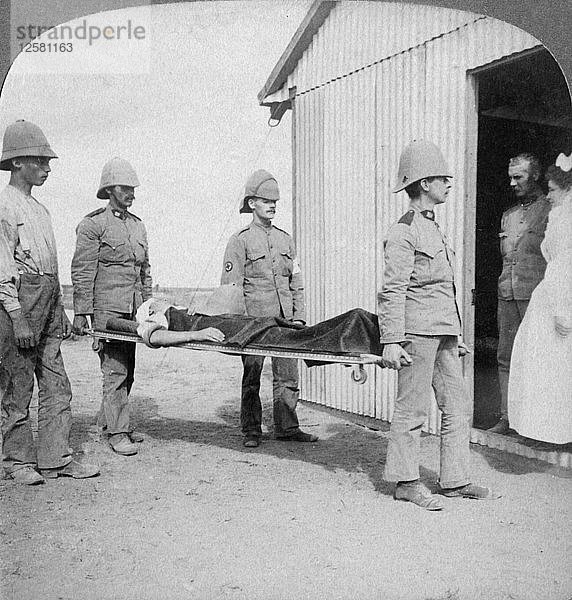 Verwundeter Füsilier nach der tapferen Haltung der Buren in der Nähe des Oranje-Flusses  Südafrika  Burenkrieg  1900. Künstler: Underwood & Underwood