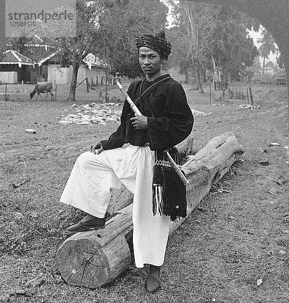 Mann vom Stamm der Kachin  Oberburma  1908. Künstler: Stereo Travel Co