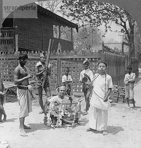 Szene während eines Festes  Birma  1908. Künstler: Stereo Travel Co