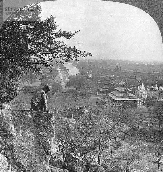 Gesamtansicht von Mandalay  Birma  mit Blick auf die Festungsmauer  1908. Künstler: Stereo Travel Co
