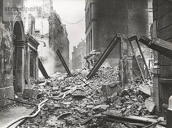 Blick nach Süden auf Walbrook nach einem Luftangriff  City of London  Zweiter Weltkrieg  1941. Künstler: Arthur Cross  Fred Tibbs