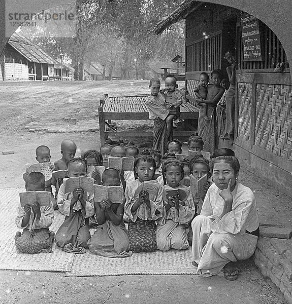 Dorfschule und Lehrer  Amarapura  Birma  1908. Künstler: Stereo Travel Co