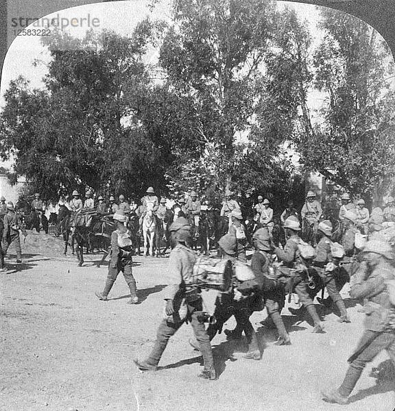Britische Kommandeure begutachten die Truppen beim Einmarsch in Kroonstadt  Südafrika  Burenkrieg  1901. Künstler: Underwood & Underwood