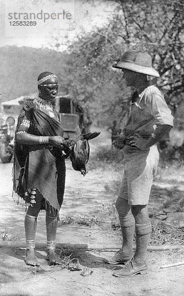 Errol Hinds macht ein Geschäft mit Hühnern  Wankie zu Victoria Falls  Südrhodesien  1925 (1927). Künstler: Thomas A. Glover