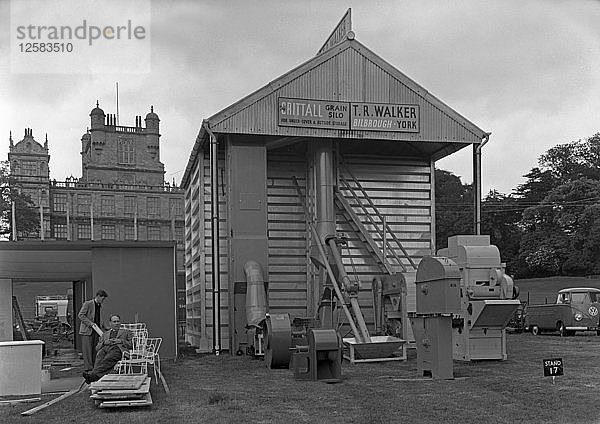 Landwirtschaftlicher Stand auf der Royal Show in Wollaton Hall  Nottingham  Nottinghamshire  Juli 1954. Künstler: Michael Walters