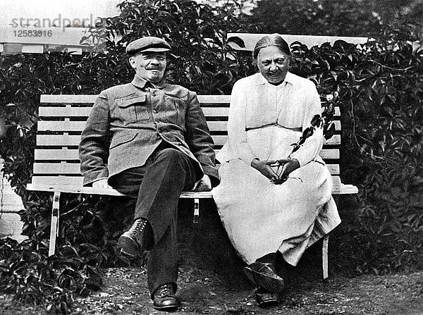 Russischer Bolschewikenführer Wladimir Lenin und Nadeschda Krupskaja  Gorki  UdSSR  1922. Künstler: Unbekannt