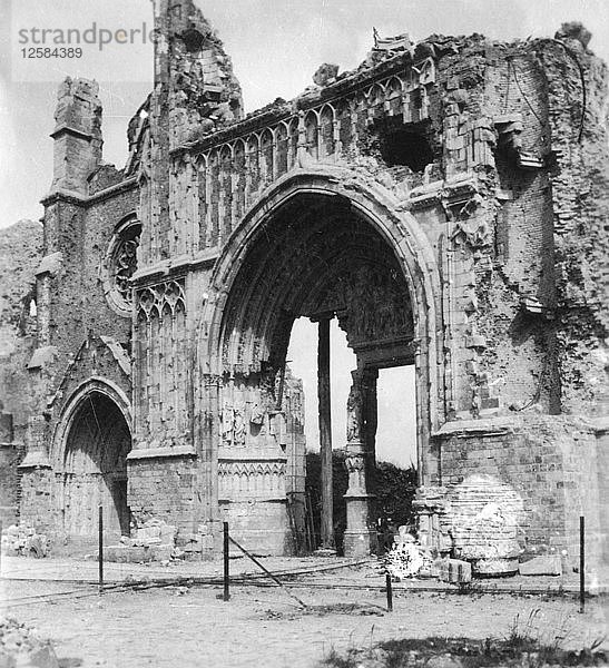 Ruinen der Kathedrale  Ypern  Belgien  Erster Weltkrieg  ca. 1914-c1918. Künstler: Nightingale & Co