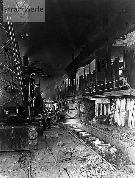 Wimmelnder (gießender) geschmolzener Stahl  Park Gate Iron & Steel Co  Rotherham  South Yorkshire  April 1955. Künstler: Michael Walters