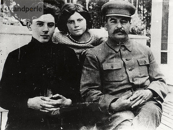 Sowjetführer Josef Stalin mit seinem Sohn Wassili und seiner Tochter Swetlana  1930er Jahre. Künstler: Pjotr Otsup.
