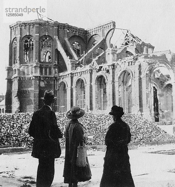 Schäden an der Kirche Notre Dame  Armentières  Frankreich  Erster Weltkrieg  ca. 1914-c1918. Künstler: Nightingale & Co