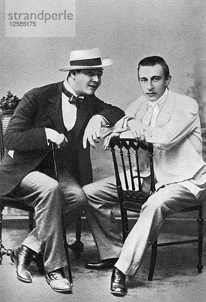 Der russische Opernsänger Feodor Chaliapin mit dem Komponisten und Pianisten Sergej Rachmaninow  um 1890. Künstler: Unbekannt
