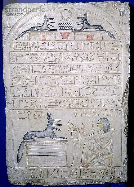 Ägyptische Elfenbeinstele eines Mannes  der Anubis anbetet. Künstler: Unbekannt
