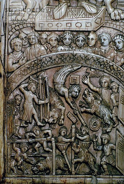 Detail eines Blattes eines byzantinischen Elfenbeindiptychons  das Männer und Bären im Zirkus zeigt.