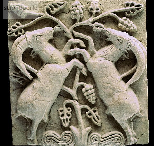 Kalksteinplakette mit zwei Hirschen  aus Susa  Iran. Künstler: Unbekannt