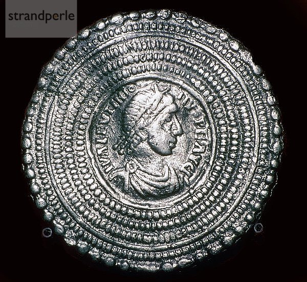 Silberne Scheibenfibel der Wikinger  die eine byzantinische Münze imitiert  die möglicherweise aus York stammt. Künstler: Unbekannt