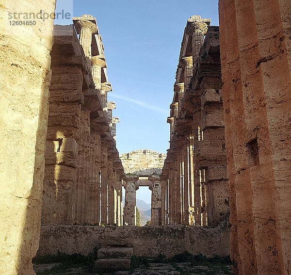 Innenraum des griechischen Neptun-Tempels in Paestum  5. Jahrhundert. Künstler: Unbekannt