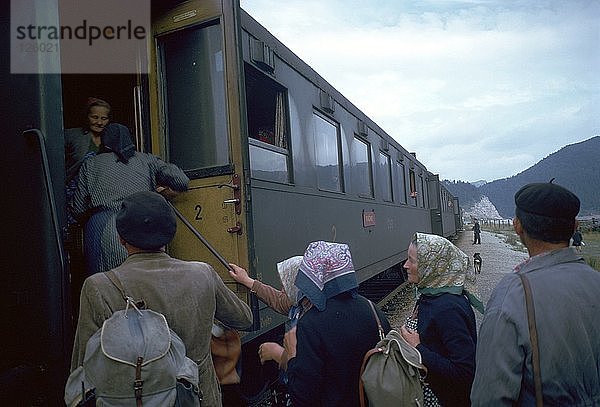 Einheimische besteigen einen Zug in der Tschechoslowakei. Künstler: CM Dixon Künstler: Unbekannt