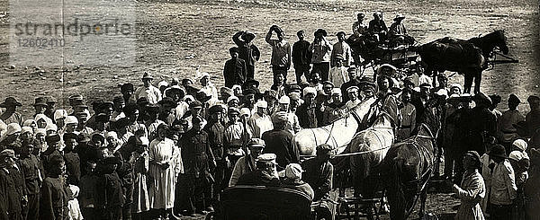 Leo Trotzki unterwegs in einem Dorf  1924.
