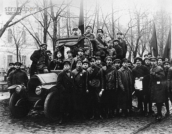 Eine Gruppe von Männern der Roten Armee. Petrograd  1917.