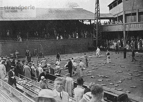 Der Kissenbeschuss des Platzes Nr. 1  Davis Cup  Wimbledon  1935. Künstler: Planet News Ltd