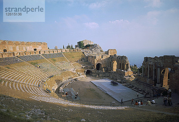 Ein griechisch-römisches Theater in Taormina auf Sizilien  2. Jahrhundert. Künstler: Unbekannt