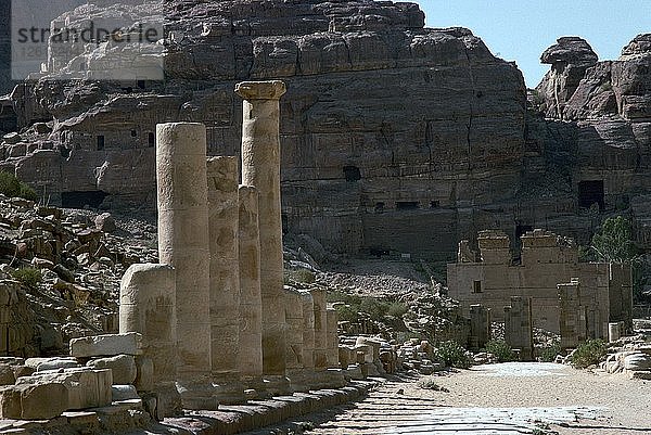 Kolonnadenstraße im Zentrum von Petra. Künstler: Unbekannt