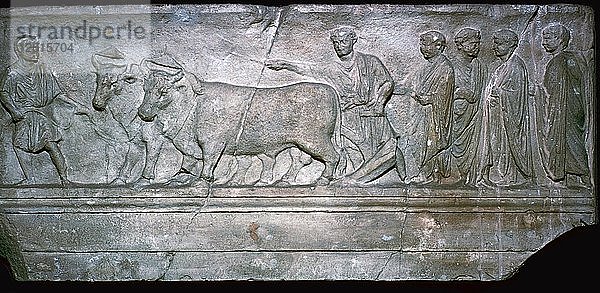 Römisches Relief mit der Darstellung des rituellen Pflügens der Grenzen einer neuen Stadt. Künstler: Unbekannt