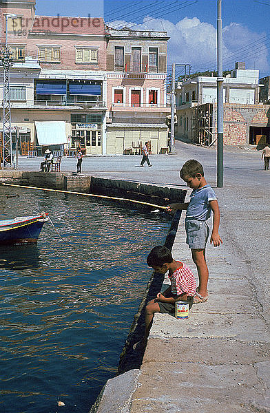 Kinder beim Fischen im Hafen von Chania. Künstler: Unbekannt